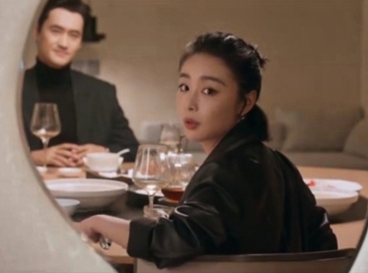 В сюжете дорамы используется интересный эффект стоп-кадра, когда Ло Мань напрямую обращается к зрителю, комментируя ту или иную сцену по ходу сюжета (скриншот экрана)