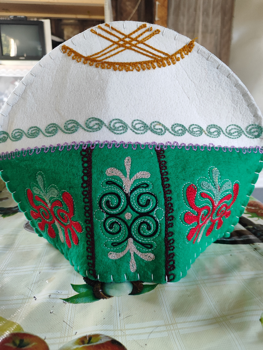 Это такая грелка на чайник. Кстати, ее не оценили, лежит себе на даче.