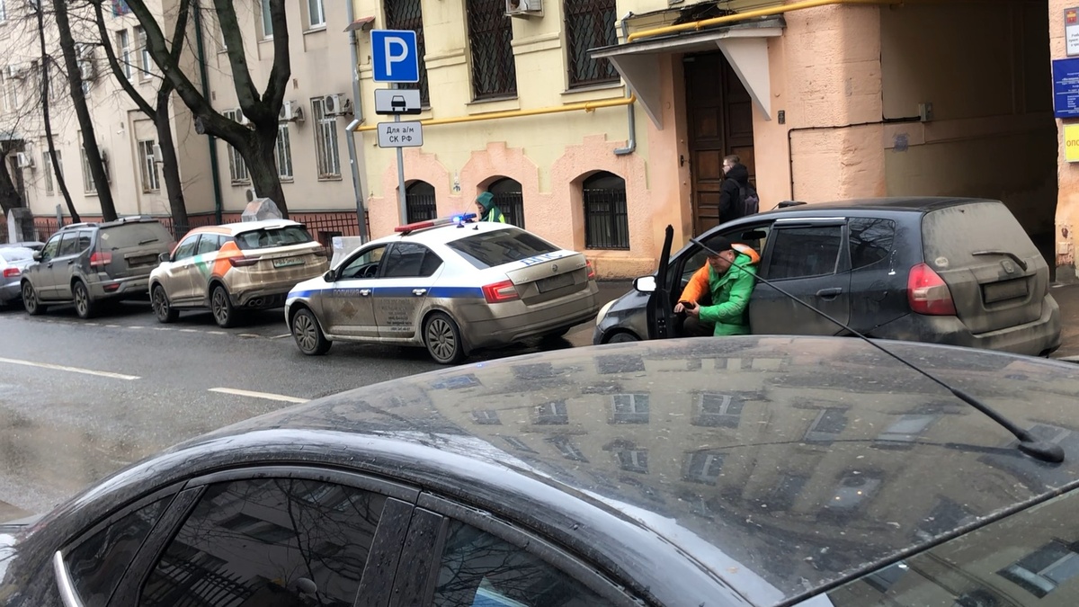 В пункте 54 Нового порядка (Приказ МВД № 264) случаи, когда полицейский вправе предложить покинуть машину.