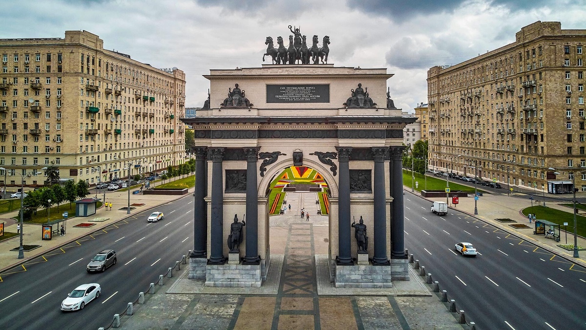 Триумфальная арка — однопролётное сооружение высотой 28 метров. Её опоры — два пилона, вокруг которых расположены 12 чугунных колонн. 