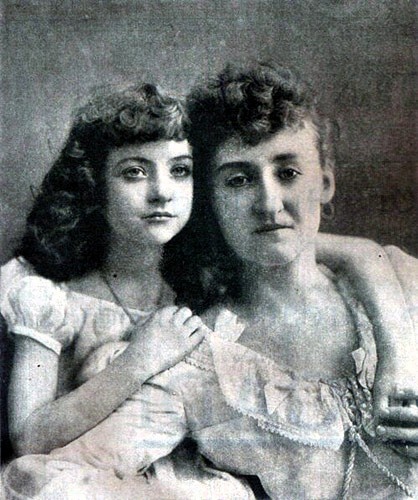 Мод Фили в детстве (справа) с матерью Маргарет