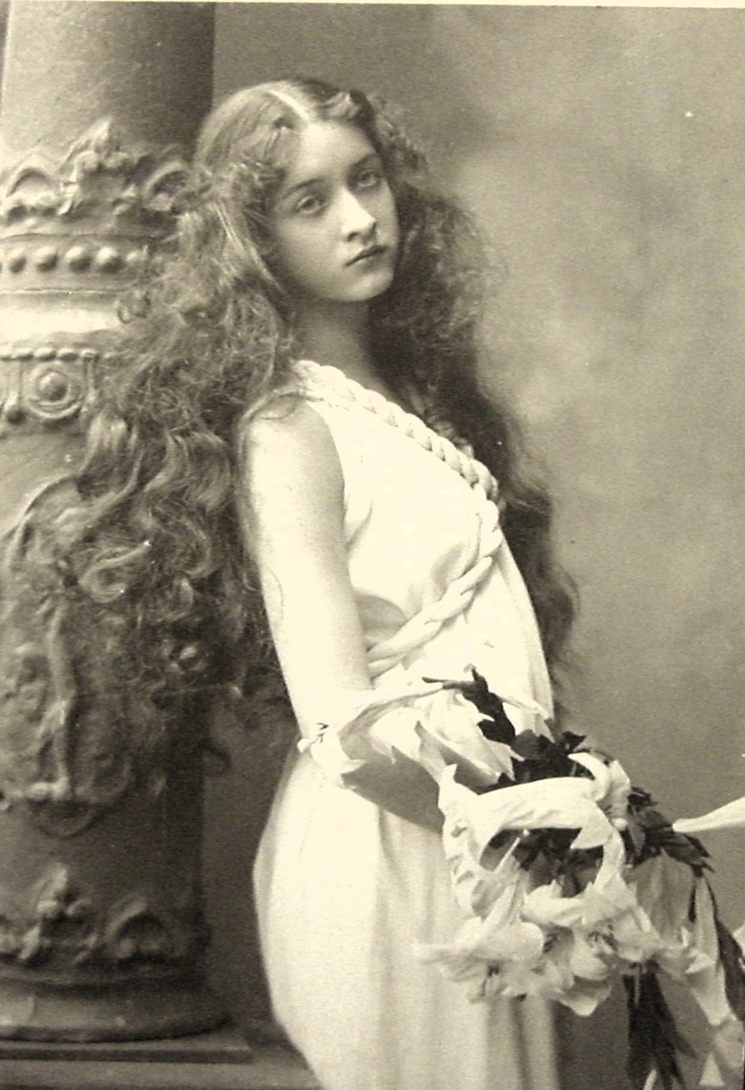 Мод Фили в юности