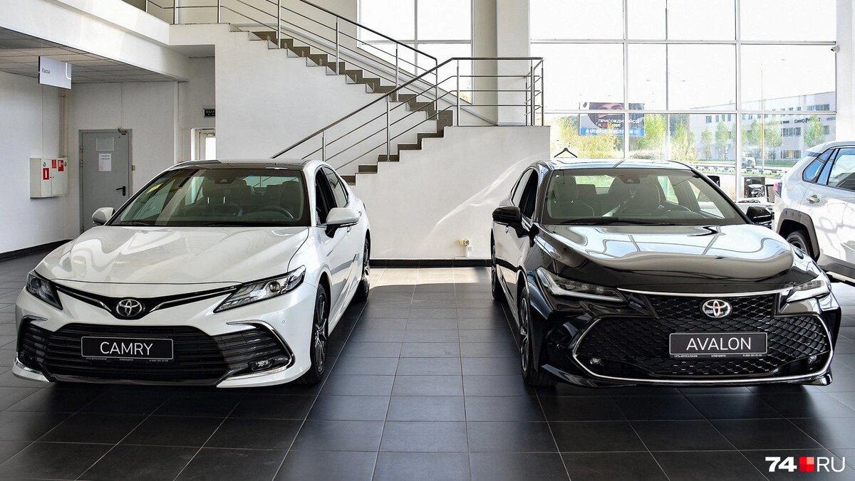 Импортированные из Китая Toyota Camry и ее близкий аналог Avalon в автосалоне «параллельного» дилера