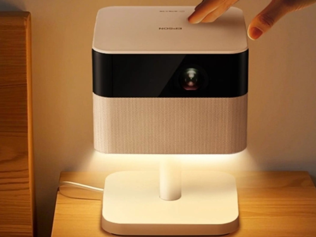    4K-проектор Epson EF-51 работает в качестве светильника