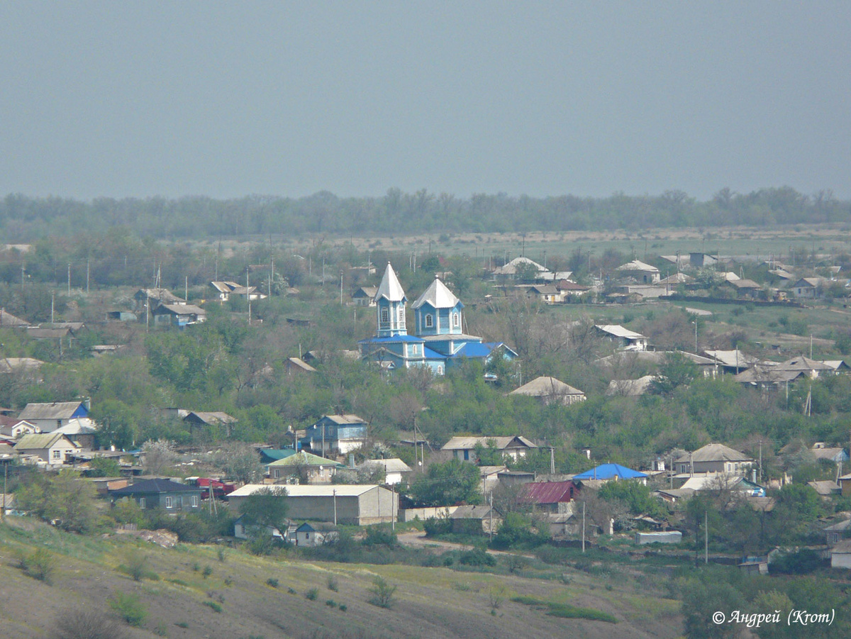 Вдали виднеется Екатерининская церковь в станице Краснодонецкой