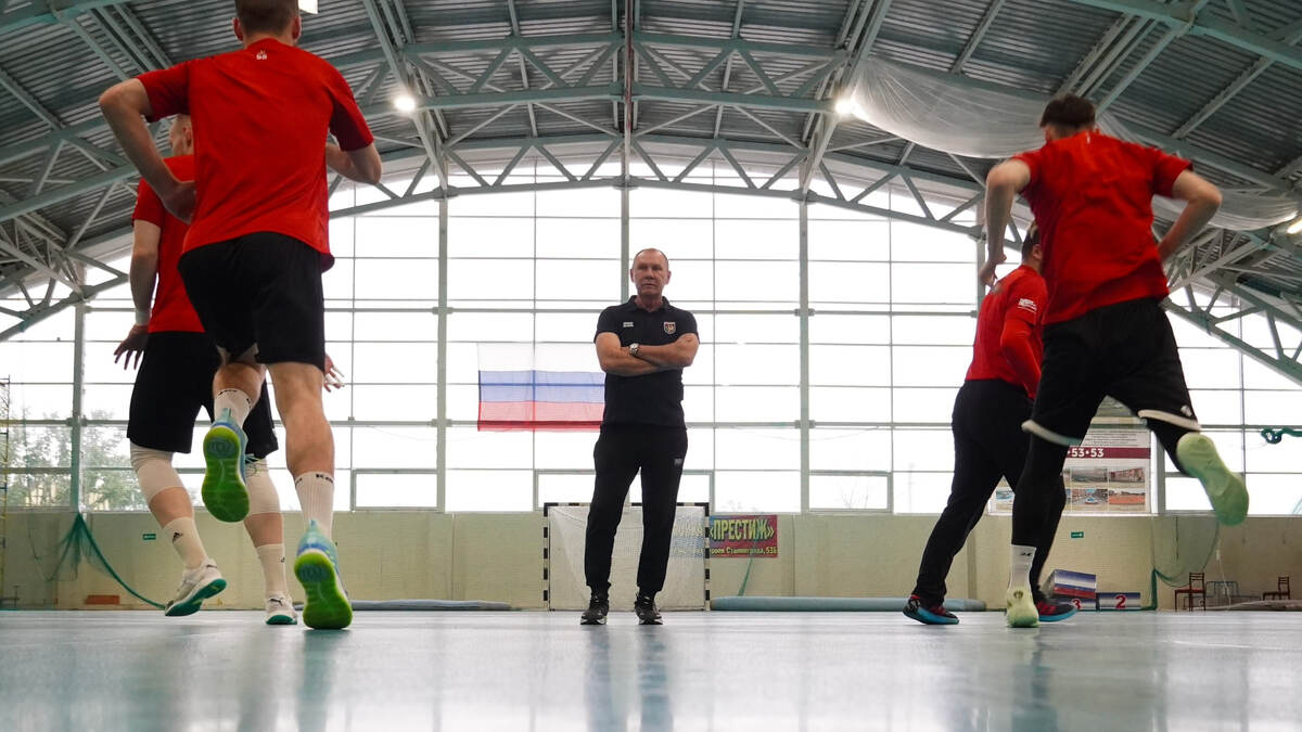    Александр Алексеев и гандболисты "Зиланта" на предматчевом занятии