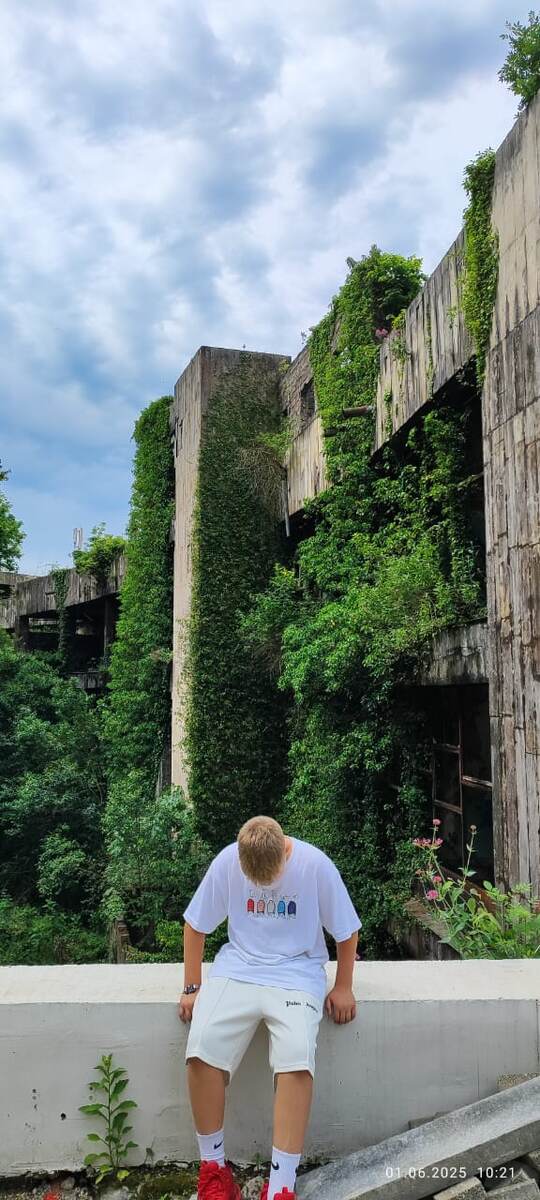 Заброшенный сквер Гагра