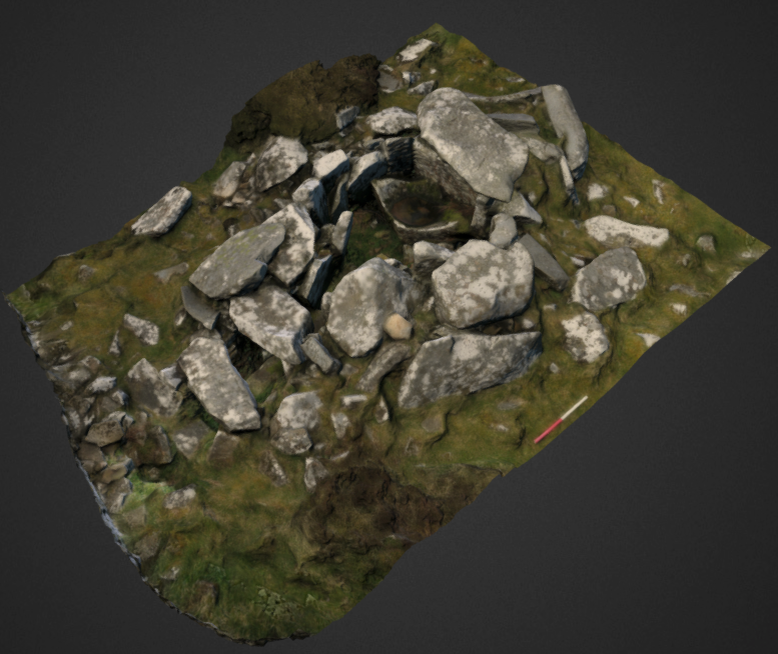 Трёхмерная модель гробницы номер один. В достаточно тесной погребальной камере (2Х2м) большую часть площади занимает каменная чаша. Слева от неё камень с необычным петроглифом.