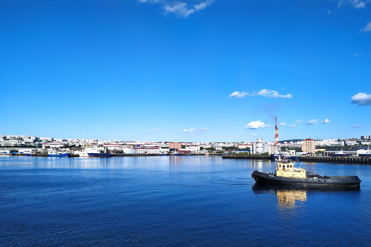 «Теплоходы, как зори, входят в Кольский залив, коль не видел ты Мурманска с моря, то не знаешь, как город красив!»