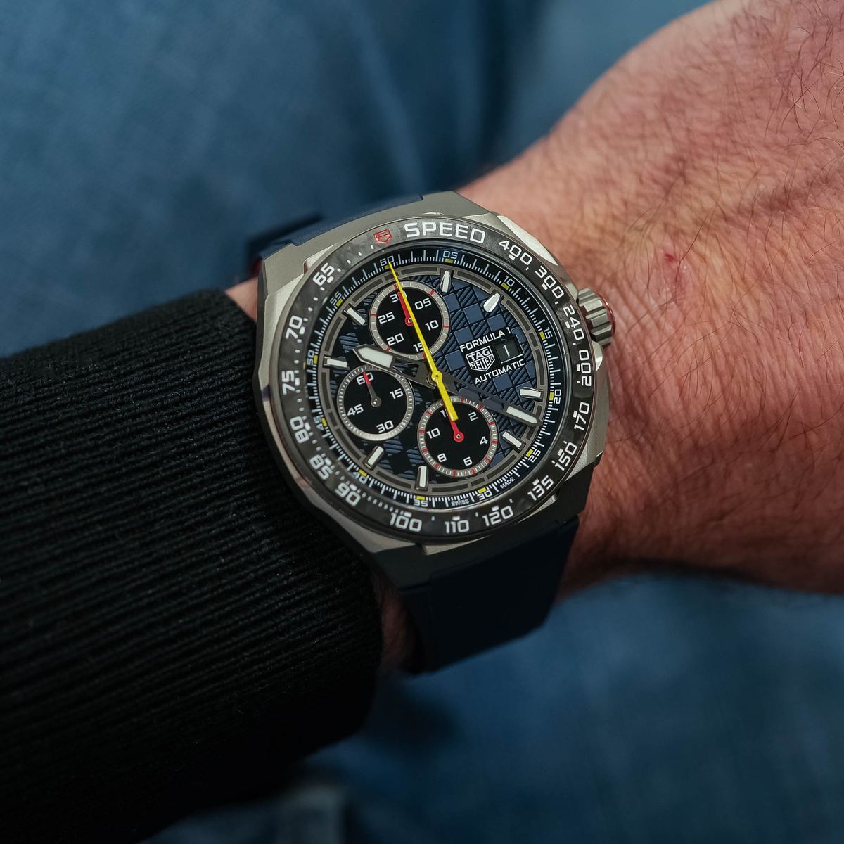 Краткие сведения - 44 мм x 14,1 мм - титановый корпус 2-го класса - фиксированный тахиметрический безель с карбоновой вставкой - сапфировое стекло - массивная задняя крышка - заводная головка с цветным кольцом - водонепроницаемость 200 м - темно-синий циферблат с узором в шахматном порядке - маркеры и стрелки с SLN - серые кольца субциферблата - Калибр 16 (база Sellita SW-500) - автоматический хронограф - 28 800 в час - запас хода 42 ч - синий интегрированный каучуковый ремешок с титановой пряжкой - CHF 5,300