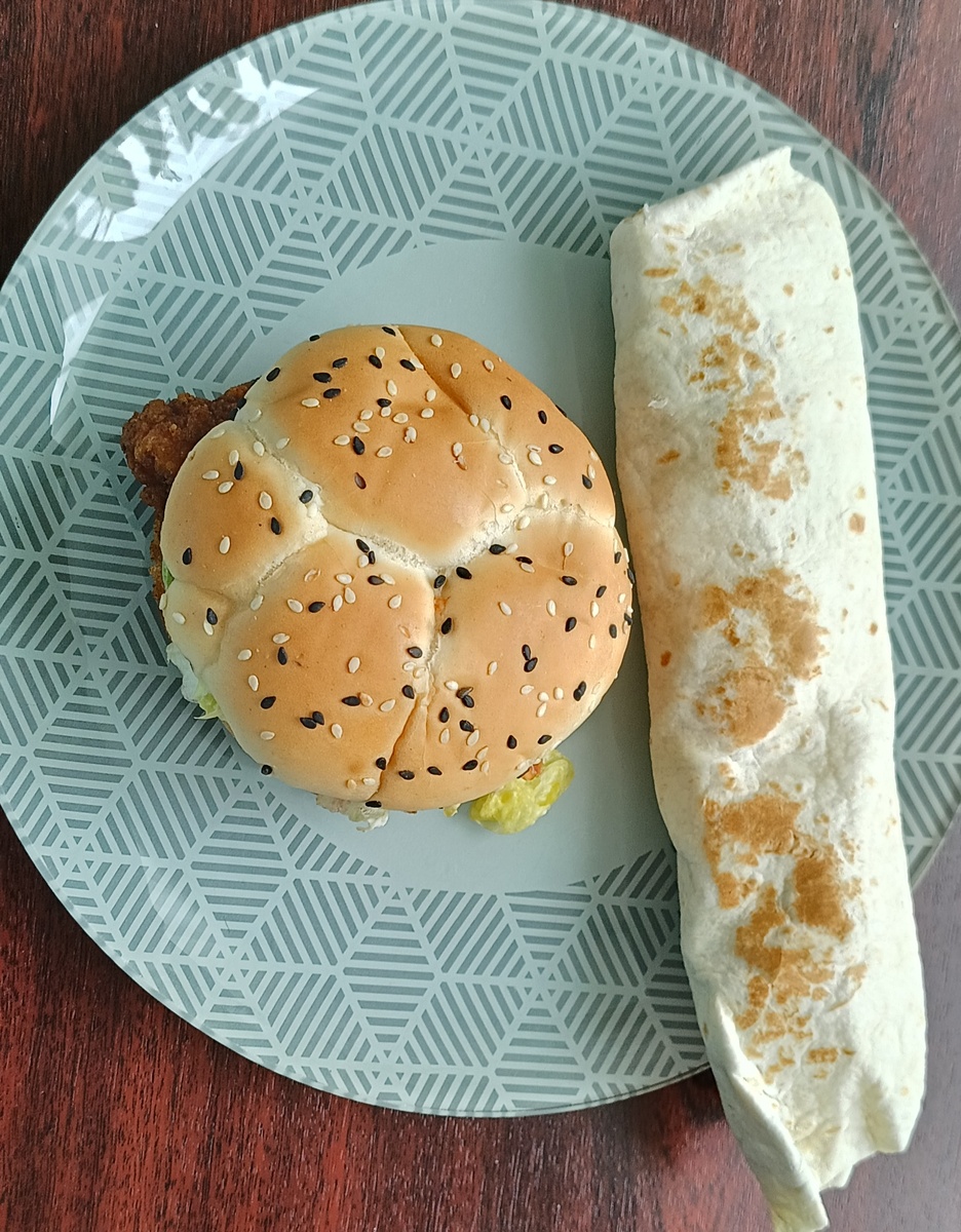 Бургер с котлетой и ролл с креветками. 