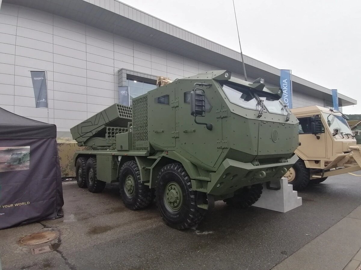 Реактивная система залпового огня RM-70 Vampire 4D с бронированной кабиной Puma на выставке IDET 2025.. Фото: Excalibur Army