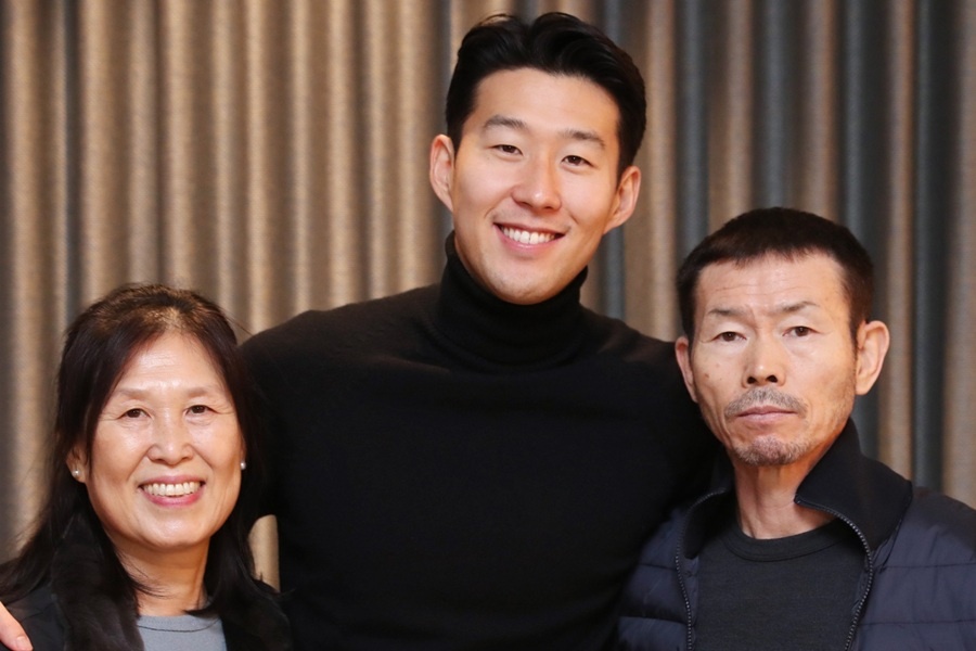 Сон Хын Мин с родителями