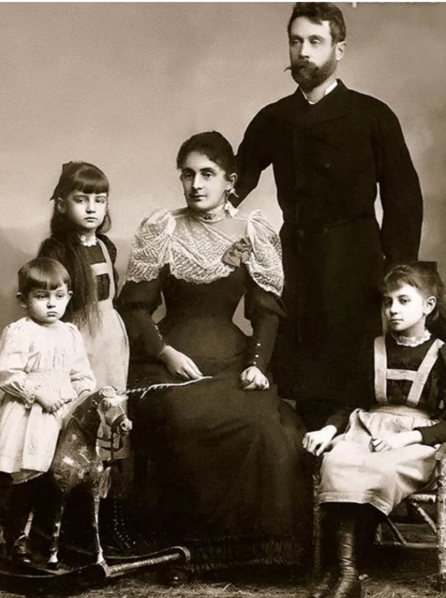 Адольф с женой Марией и детьми (слева направо) - Эгон, Мелани и Эльвира