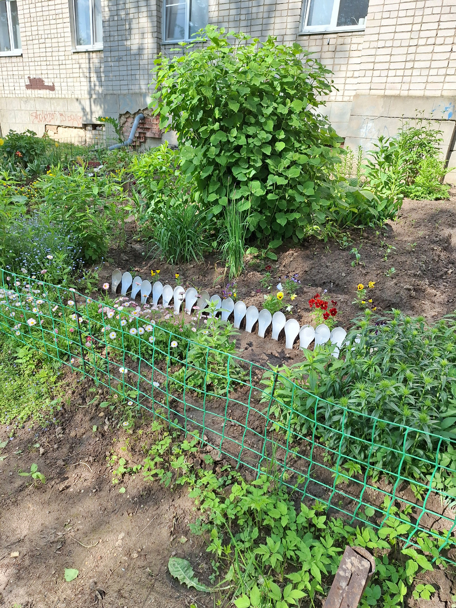 Обычный заборчик из фарфоровых подставок для ложек.