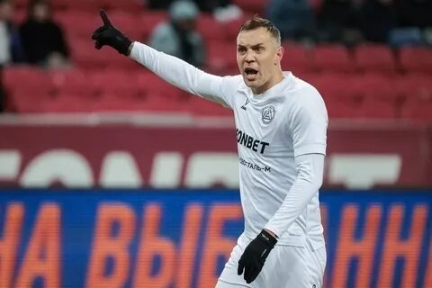 
Леонид Гольдман, агент Артема Дзюбы, рассказал, почему нападающий принял решение остаться в “Акроне”:

“Образовалась химия между Артемом и тренером и доверие, которое он получает от него. Поэтому, в принципе, мы понимали, что если Артем решит продолжать карьеру в целом, то приоритет будет у «Акрона», об этом мы говорили неоднократно”, - заявил Гольдман. 🗣️

По словам агента, других вариантов практически не рассматривали: “Глобально – нет. Было много звонков из России и из-за границы, но мы сразу договорились, что сначала вообще поймем, готов ли Артем остаться в большом футболе как минимум на год, а потом уже будем вести предметные переговоры. Но у «Акрона» по понятным причинам был приоритет, поэтому детально каких-то переговоров с другими командами не было”. 🔒

Гольдман признался, что интерес к Дзюбе проявляли многие клубы: “Команды называть не буду, но был интерес от команд РПЛ, европейских и в принципе от иностранных клубов. Тут в целом все понятно, наверное: Турция интересовалась, очевидно. Детали не обсуждали, и, в принципе, было понятно, что мы должны были прийти к хорошему исходу с «Акроном».” 📞

Химия с тренером перевесила все! Артем остаётся в “Акроне”! 