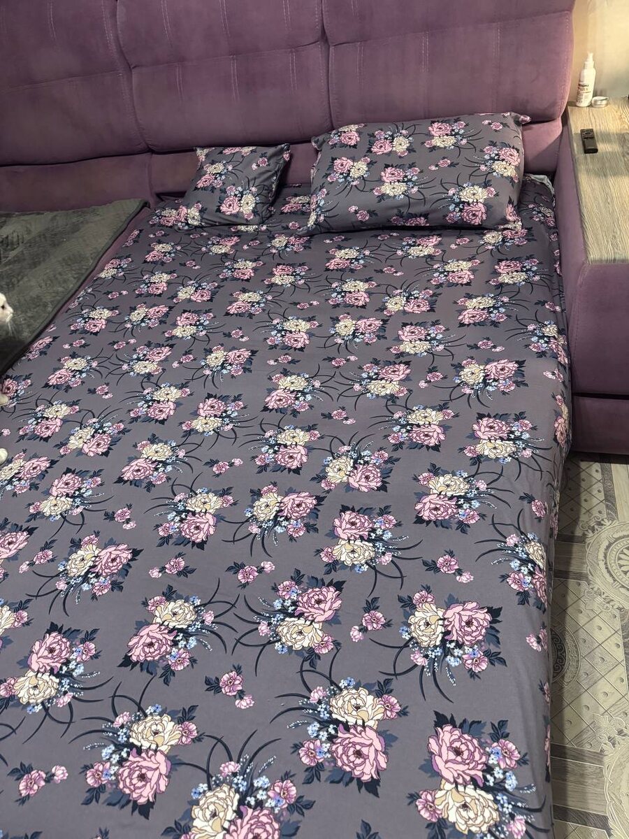 Вот так смотрится. Мне очень нравится и расцветка, и сама ткань-гладкая, мягкая, тактильно очень приятная! Пришла к мысли шить трикотажное постельное после покупок парочки трикотажных простыней, готовых, раньше как-то из других тканей шила или покупали. А тут попробовала пользоваться трикотажным постельным - вполне понравилось. Наволочки хорошо и красиво натягиваются (трикотаж ведь любой немного тянется). В общем, постельное из кулирки вполне имеет право на существование)  Стирается хорошо, сохнет быстро, гладить, кстати, необязательно - оно натягивается везде и разглаживается) Хотя это после пошива я гладила, и все швы отпаривала, как положено) Больше фото вправо, листайте!