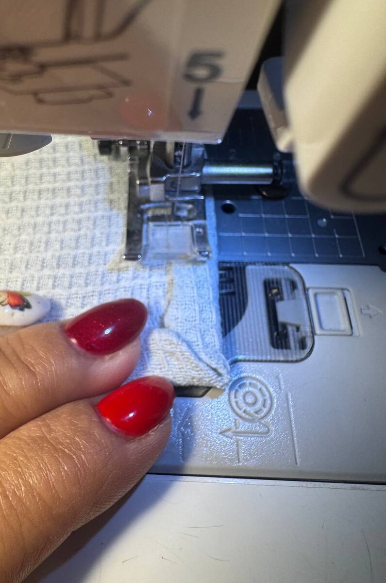 В процессе подшива. Уголочки при подгтбе края складываю всегда так, как научили ещё в школе на уроках труда в 4-м классе) Фото есть ещё, листайте вправо)