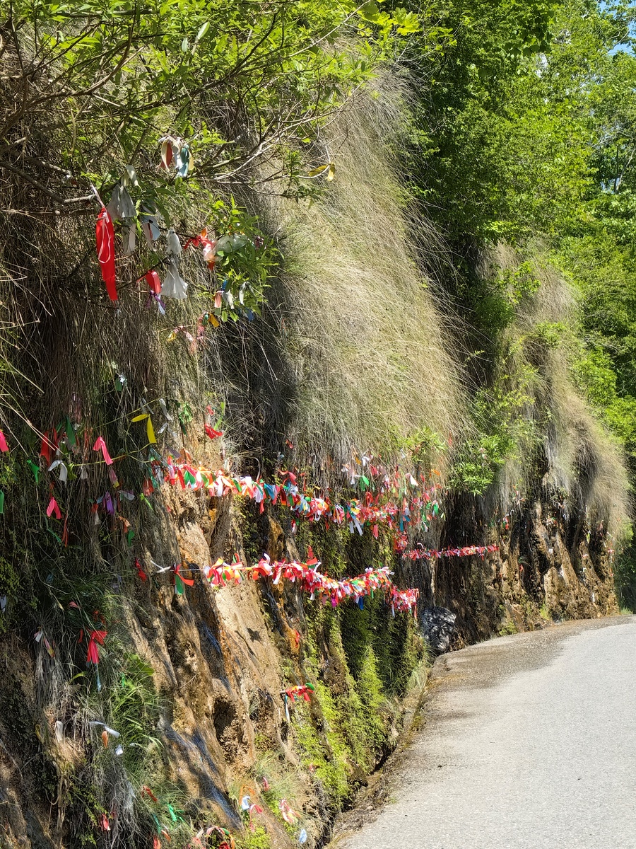 Ленточки на водопаде "Девичьи слезы"