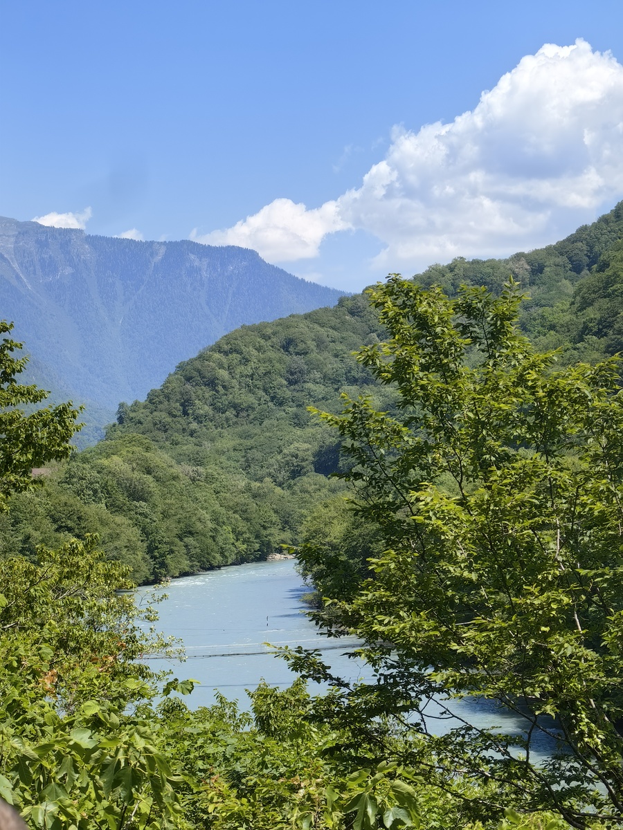 С другой стороны от водпада открывает замечательный вид на реку Бзыбь
