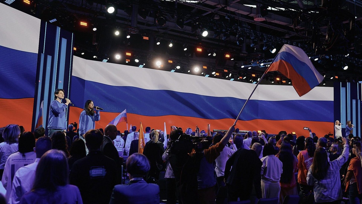    Волонтёры на День России будут раздавать на улицах ленточки-триколор и помогать в организации массовых мероприятий. Фото: Добро.рф