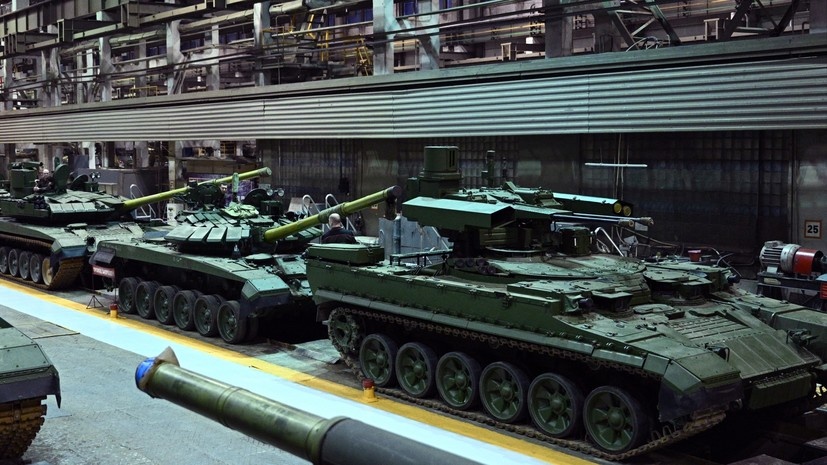     Танки Т-72, Т-90 и боевые машины поддержки танков (БМПТ) в механосборочном цехе УВЗ в Нижнем Тагиле РИА Новости Рамиль Ситдиков