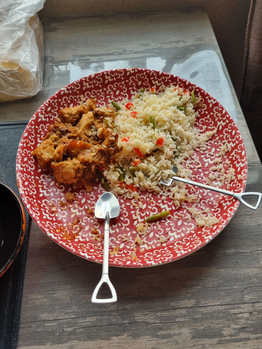 Ложки бывают разные, как и аппетит:
— Обычная — для кашки.
— Штыковая — для плова.
— А если день не задался — бери обе.
С такими приборами никакой обед не пропадёт!
Едим, как будто копаем — глубоко и с душой!