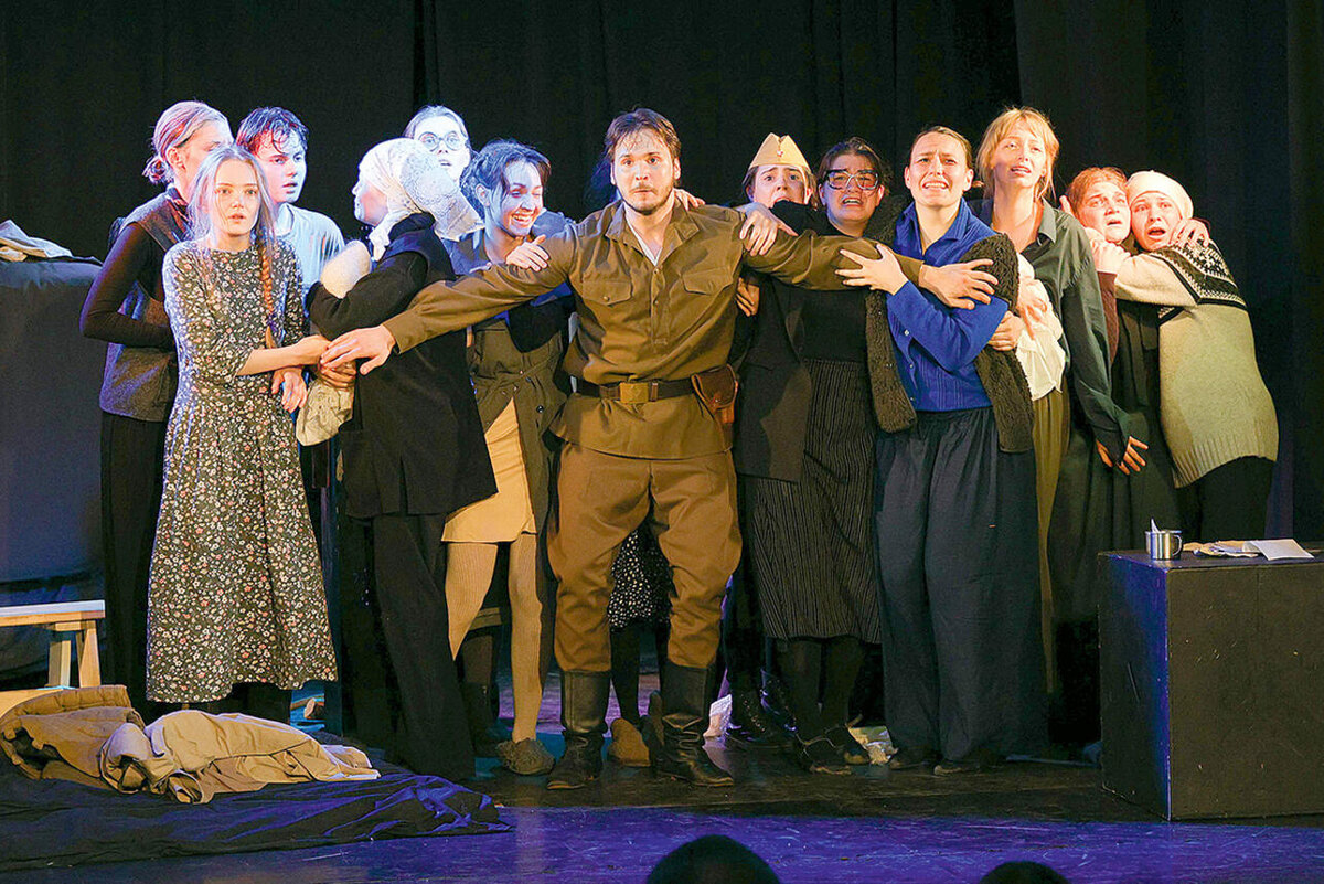    Ученики мастерской Андрея Соколова в спектакле «Эшелон» Валерий Щербин