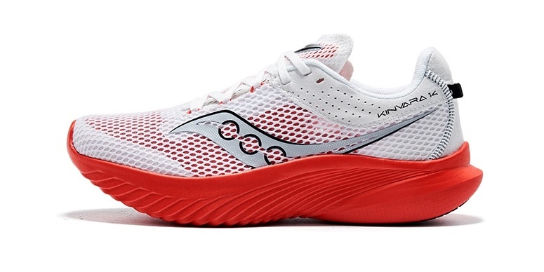 Saucony Kinvara. Верх кроссовок выполнен из перфорированного текстиля, который обеспечивает отличную вентиляцию и легкость. Это позволяет комфортно выполнять любые упражнения в зале. Подошва из пеноматериала эффективно поглощает удары и обеспечивает хорошую амортизацию, что снижает нагрузку на суставы при интенсивных тренировках. Толстая стелька добавляет дополнительный комфорт и поддержку, особенно при длительных тренировках.