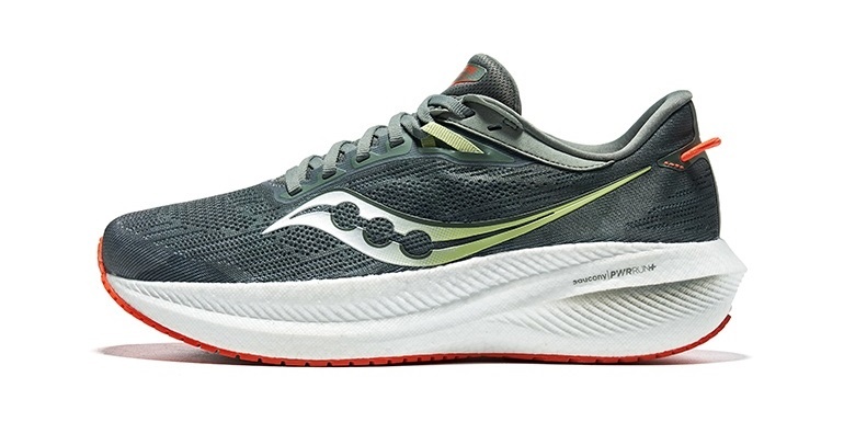 Saucony Triumph. Самые мягкие модели в беговой линейке известного американского бренда Saucony. Их конструкция наполнена технологиями и деталями, способствующими созданию максимального комфорта на протяжении всего времени использования.
Подмётка не отличается излишней агрессивностью рисунка, а потому вполне универсальна и подходит как для асфальта, так и для зала.
Технология PWRRUN+ обеспечивает отличную амортизацию и комфорт при длительных тренировках.