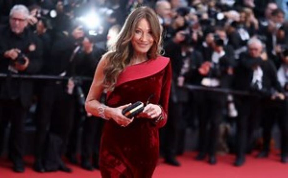 Первое появление, в красном платье