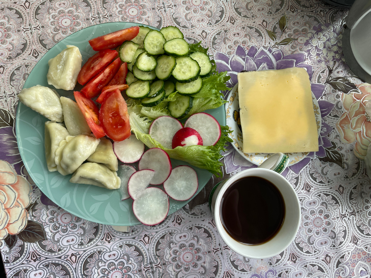 1) Вареники с картофелем, помидоры, огурцы, редис, салат; 2) бутерброд (черный хлеб, масло, сыр); 3) кофе