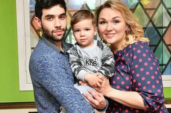 Раед Бани и Надежда Ангарская и сын