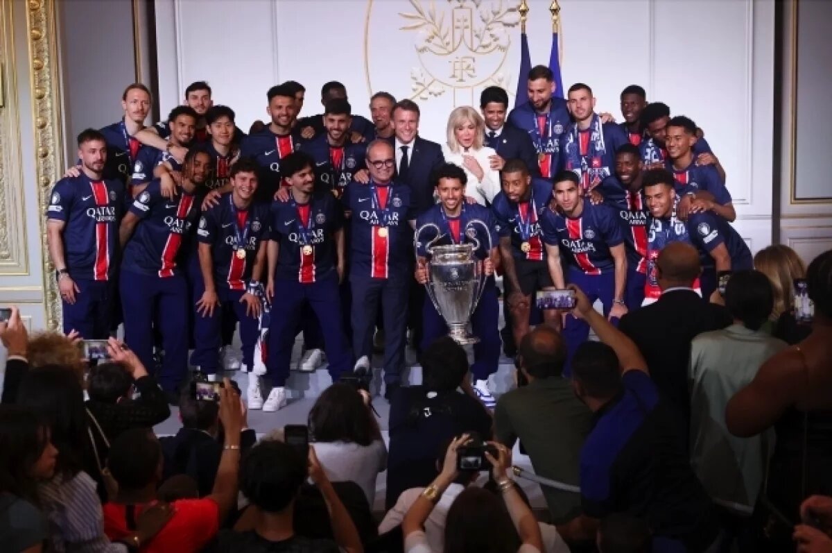    Макрон пожал руку Сафонову на приеме после победы «ПСЖ» в Лиге чемпионов