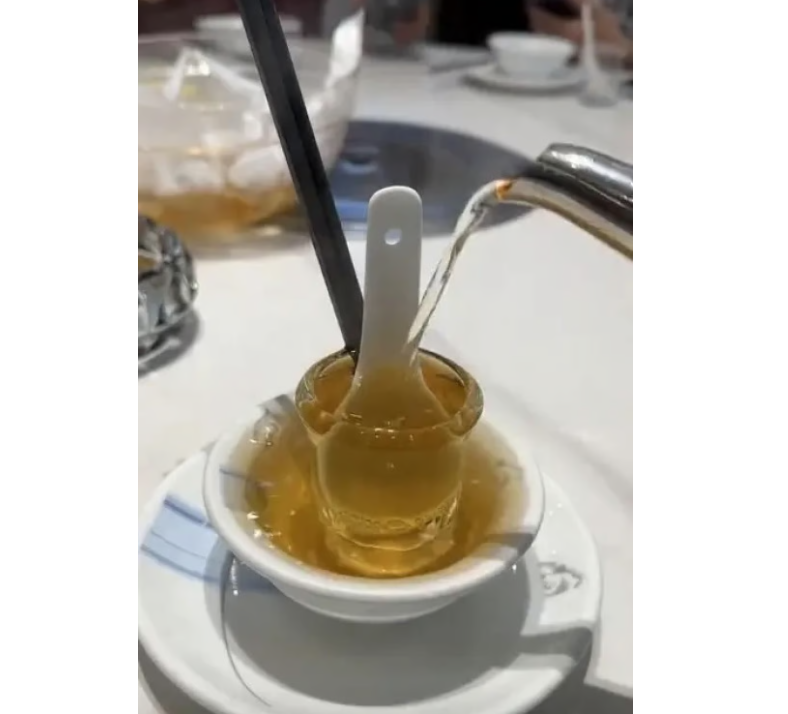 Вот это художественная дезинфекия в одном из ресторанов