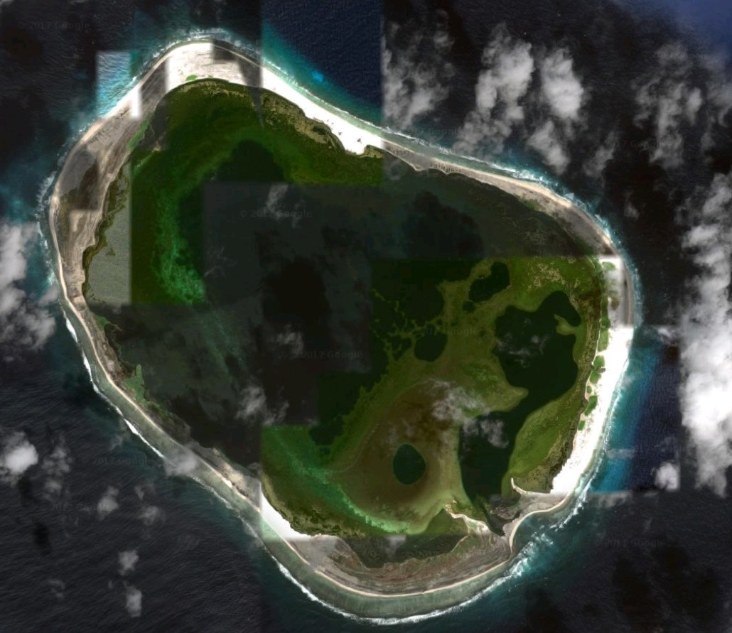 Остров Клиппертон с пресноводной лагуной в центре