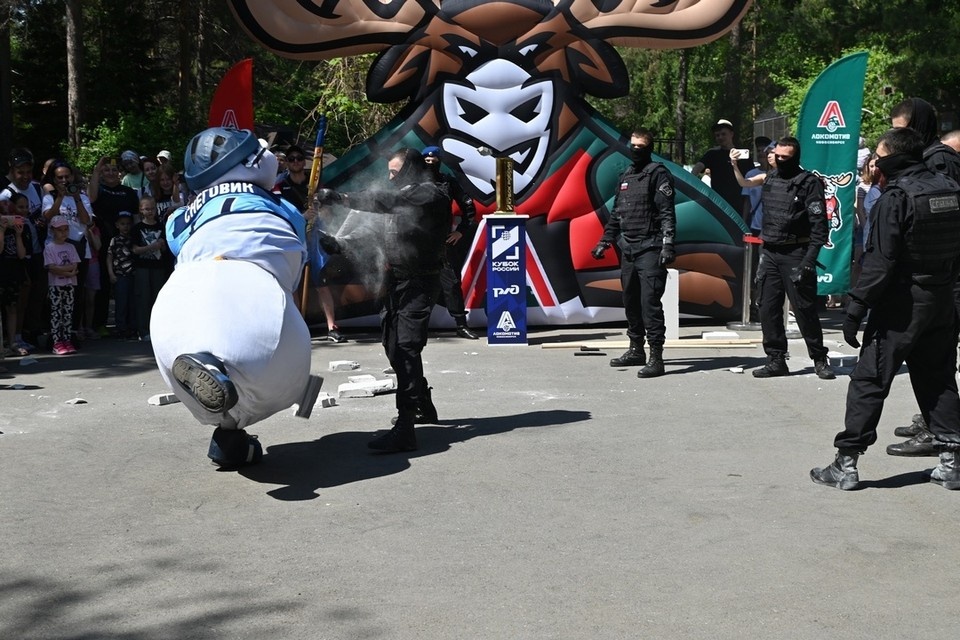    Снеговик ХК «Сибирь» разбил бетонный блок во время показательных выступлений. Фото: ГУФСИН России по Новосибирской области