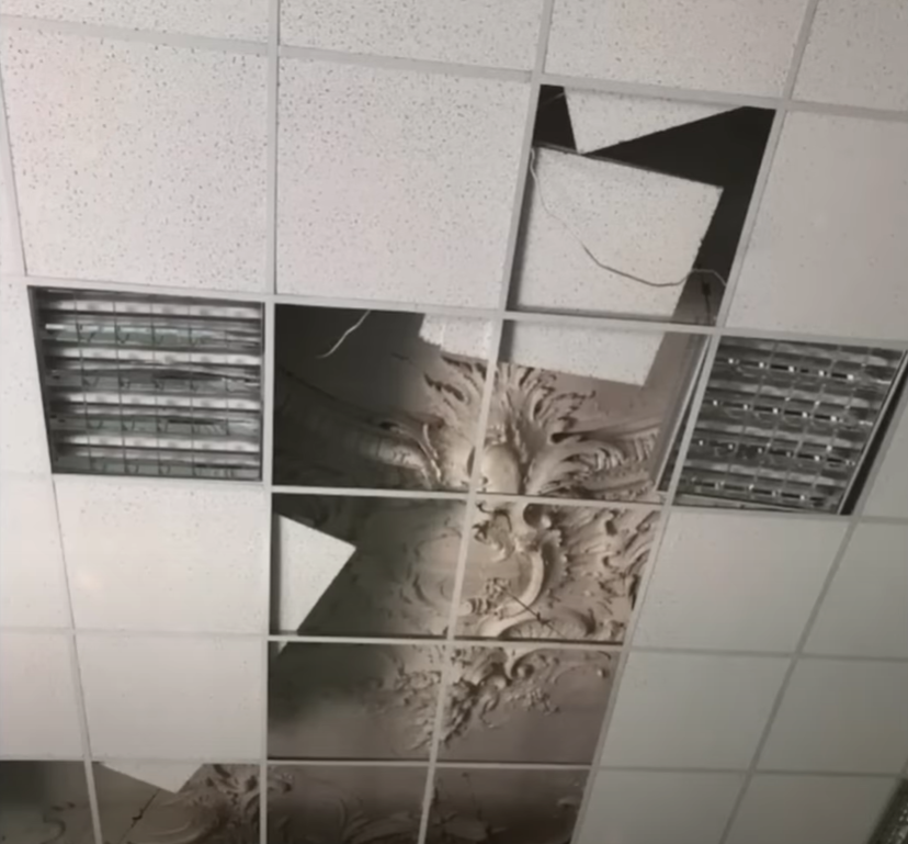 Шикарный потолок спрятали за дешевой плиткой)