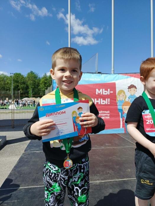 Лейтенант внутренней службы судебных приставов Псковской области вместе с сыном поучаствовал в забеге в честь Дня защиты детей
Фото: пресс-служба судебных приставов Псковской области