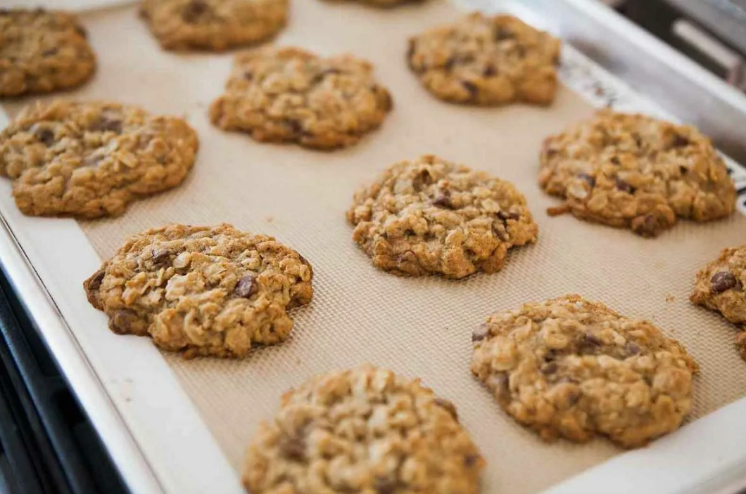 Бонаново-овсяное печенье на противне после духовки. Источник фото kasheloff.ru