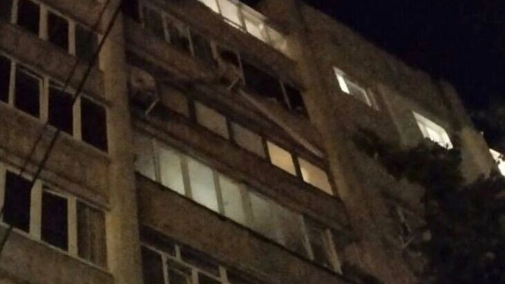 Обломки уничтоженного БПЛА попали в окна на восьмом этаже дома в Курске. Фото: Mash. 
