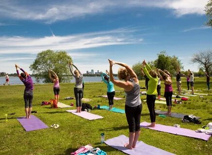 Практика йоги на свежем воздухе помогает расслабиться и насытить тело кислородом