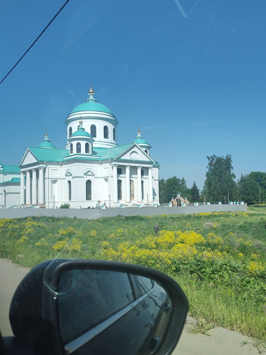 Храм Смоленской Богоматери, ещё одно фото. отографии сделаны в разных поездках, поэтому и погода на них разная.