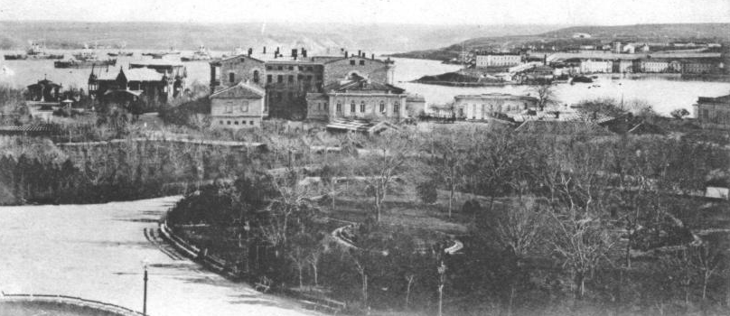 Приморский бульвар со зданием гостиницы Киста (правее) и щипцами Летнего театра (левее)