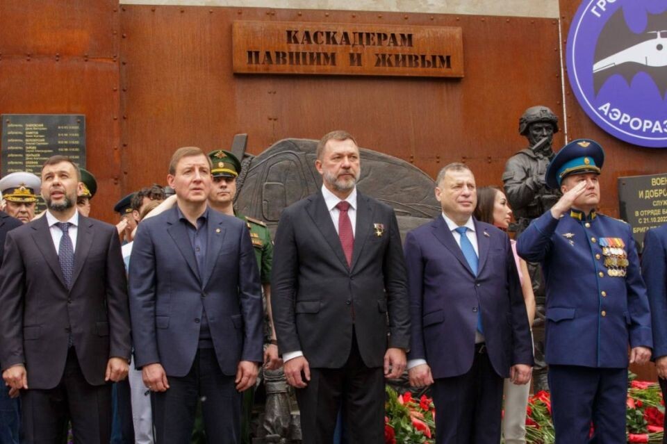    Андрей Турчак почтил память погибших бойцов бригады ГРОМ "Каскад". Источник: Altai-republic.ru