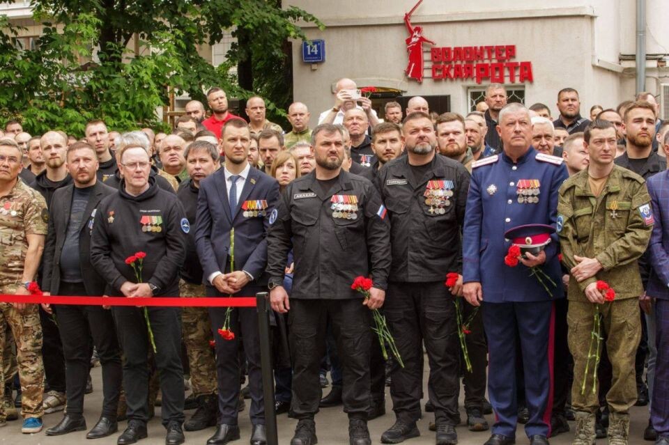    Андрей Турчак почтил память погибших бойцов бригады ГРОМ "Каскад". Источник: Altai-republic.ru