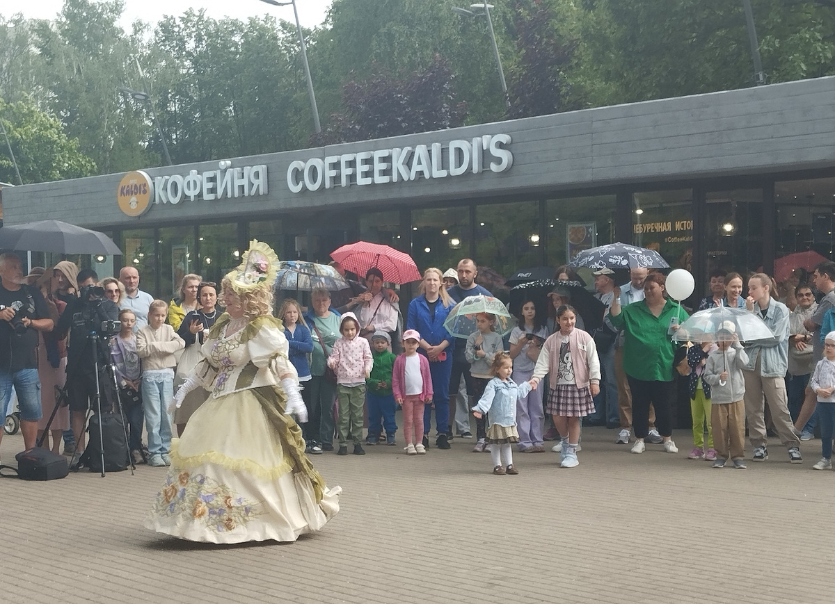 Фестиваль бабочек. В роли бабочек бабушки)))