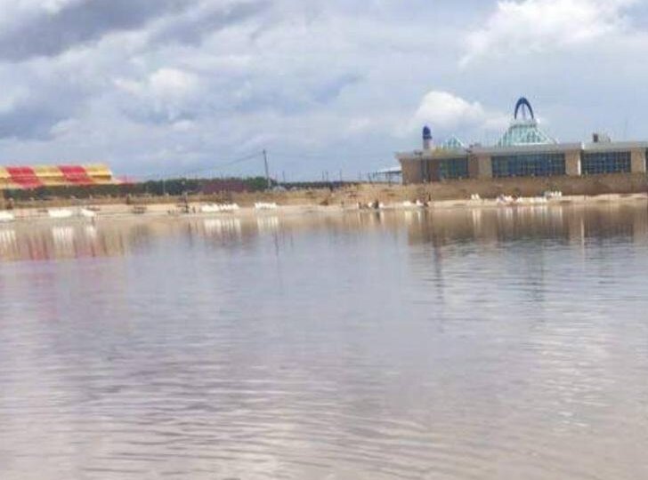 Курорт в Соль-Илецке открылся, но жители недовольны: концентрация соли не та, на входе бетонные блоки