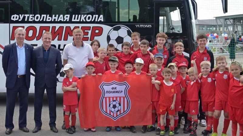     Глава Барнаула Вячеслав Франк поздравил воспитанников спортивной школы «Полимер» с праздником и вручил им ключи от нового автобуса. Фото предоставлено пресс-службой Администрации Барнаула.