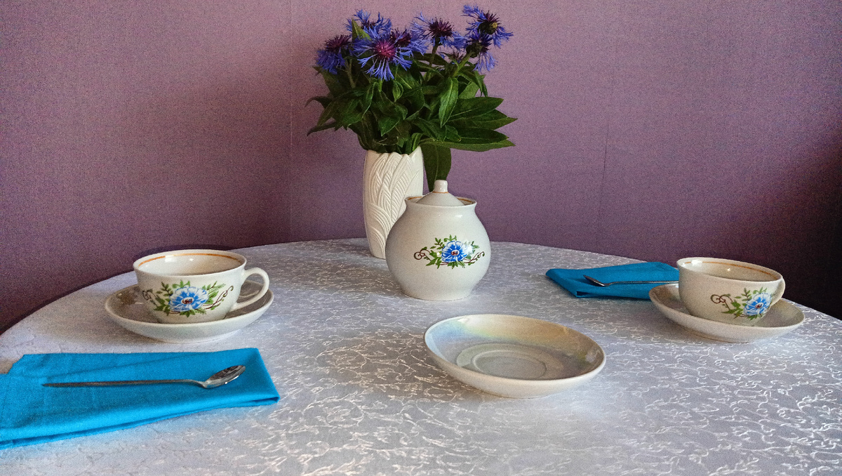 Ретро чай в васильковых тонах. Фото автора 